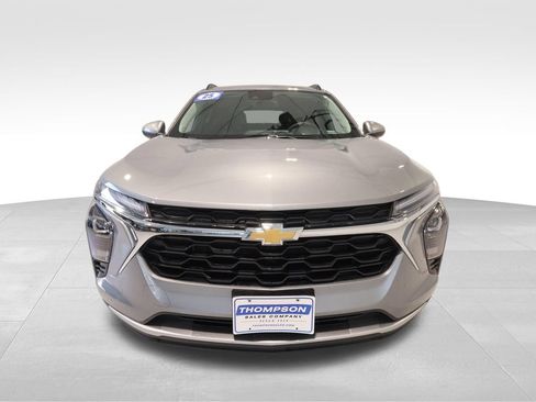 Used 2025 Chevrolet Trax LT FWD image 7