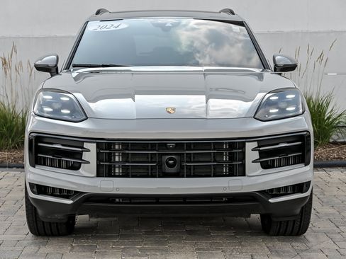 Used 2024 Porsche Cayenne AWD/4WD image 4