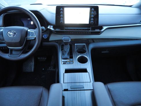 Certified 2023 Toyota Sienna Platinum image 11