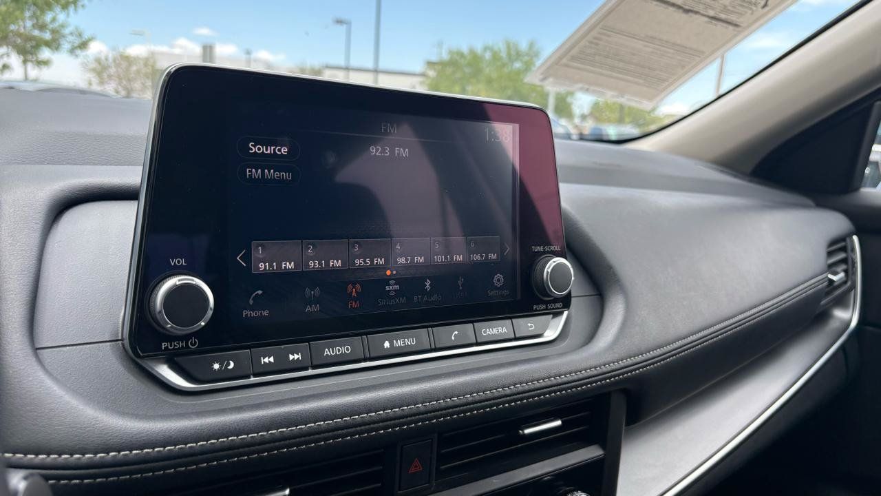 Used 2025 Nissan Rogue SV FWD image 21