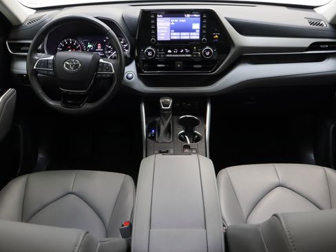 Certified 2021 Toyota Highlander XLE image 32