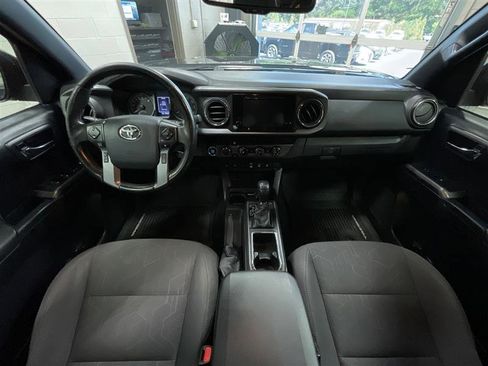 Used 2018 Toyota Tacoma TRD Off-Road w/ Technology Package AWD/4WD image 23