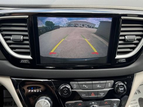Used 2024 Chrysler Pacifica Touring-L FWD image 18