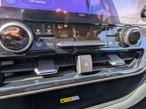 Used 2023 Toyota Highlander Limited image 26