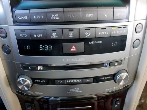 Used 2015 Lexus LX 570 4WD w/ Luxury Package image 41