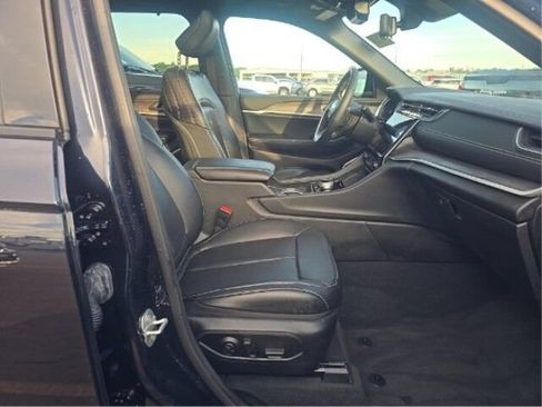 Used 2024 Jeep Grand Cherokee Limited w/ Luxury Tech Group II AWD/4WD image 11