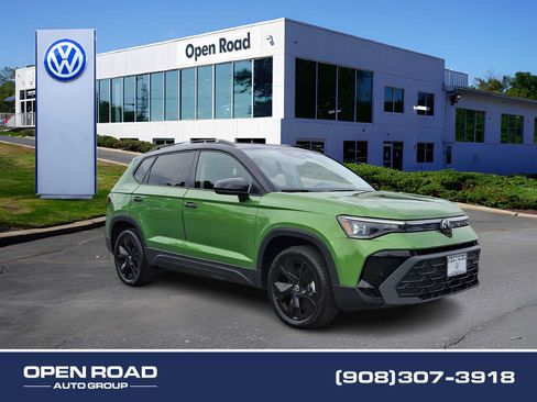 Used 2025 Volkswagen Taos SE FWD image 1