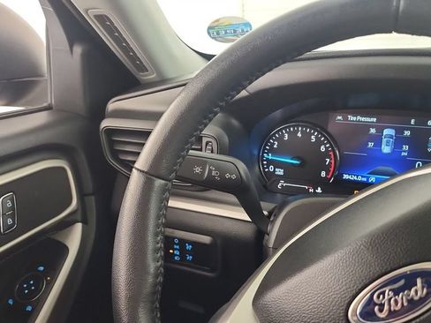 Used 2023 Ford Explorer XLT AWD/4WD image 19