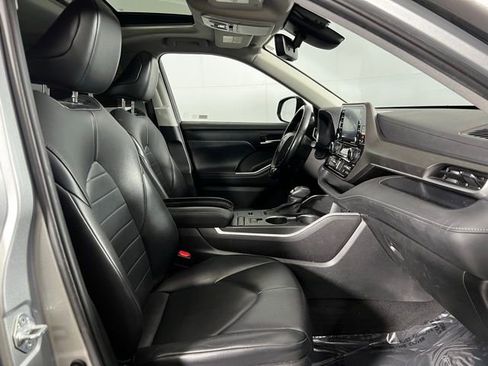 Used 2020 Toyota Highlander XLE image 26