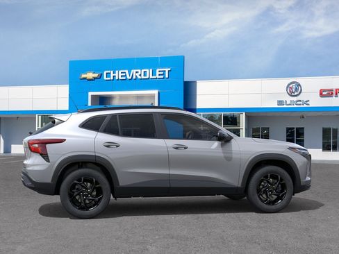 New 2026 Chevrolet Trax LT w/ Midnight Edition FWD image 5