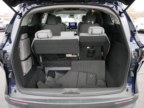 Used 2025 Toyota Sienna LE image 18