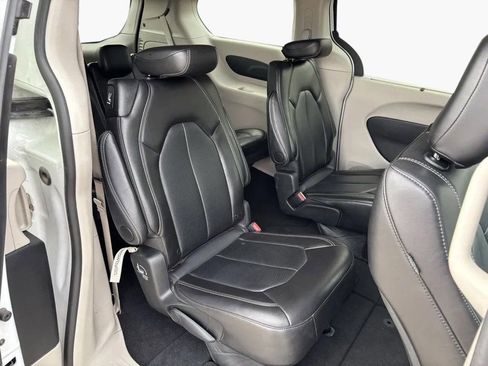 Used 2024 Chrysler Pacifica Touring-L FWD image 26