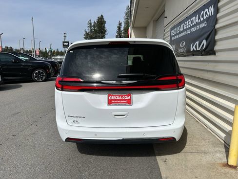 Used 2025 Chrysler Pacifica Select image 5