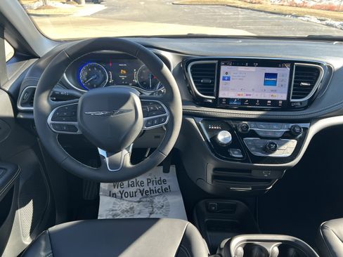 New 2026 Chrysler Pacifica Select AWD/4WD image 18