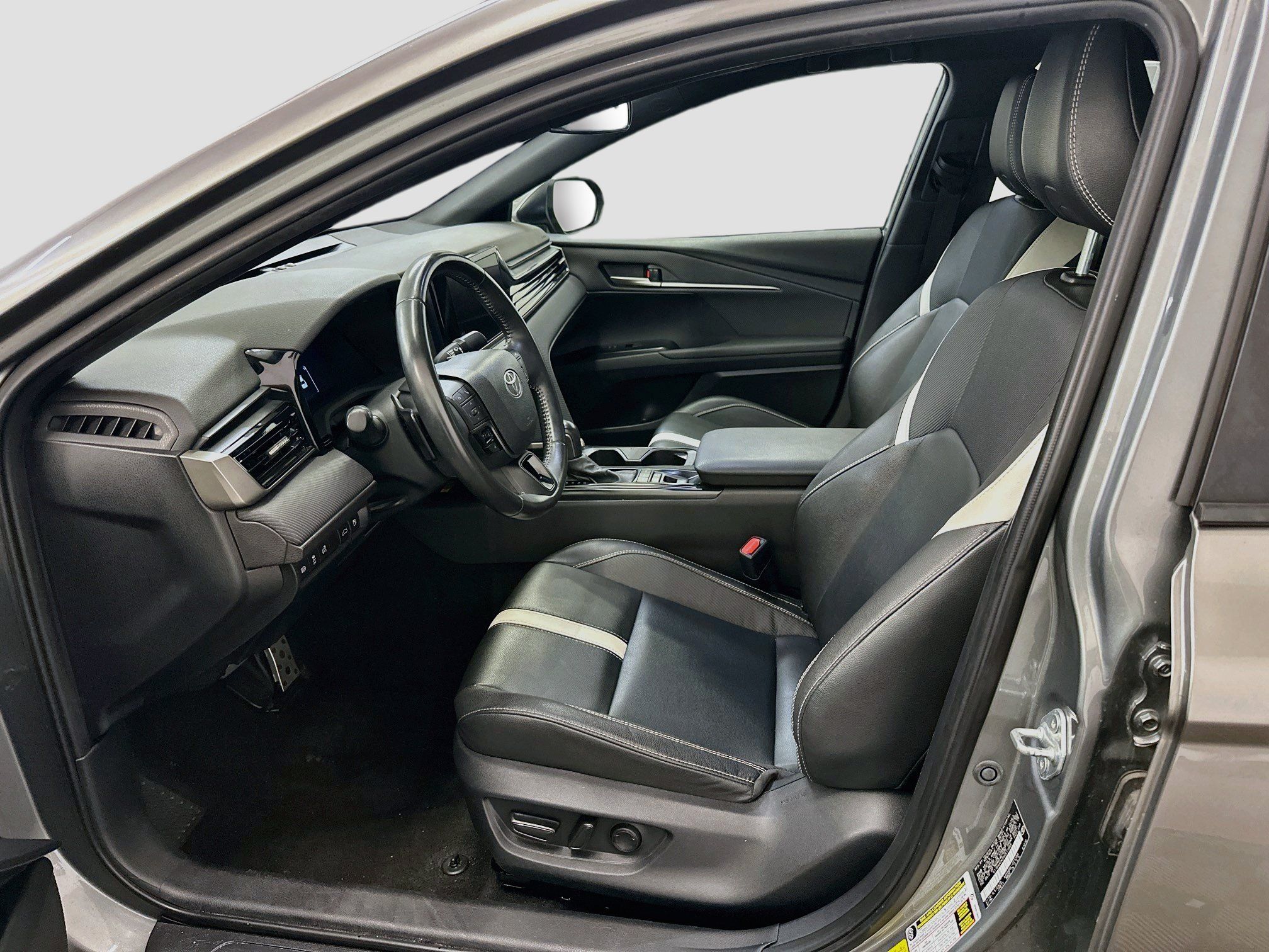 Used 2025 Toyota Camry SE FWD image 13