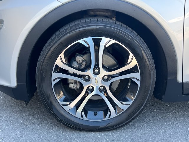 Used 2020 Chevrolet Bolt Premier w/ Infotainment Package FWD image 9