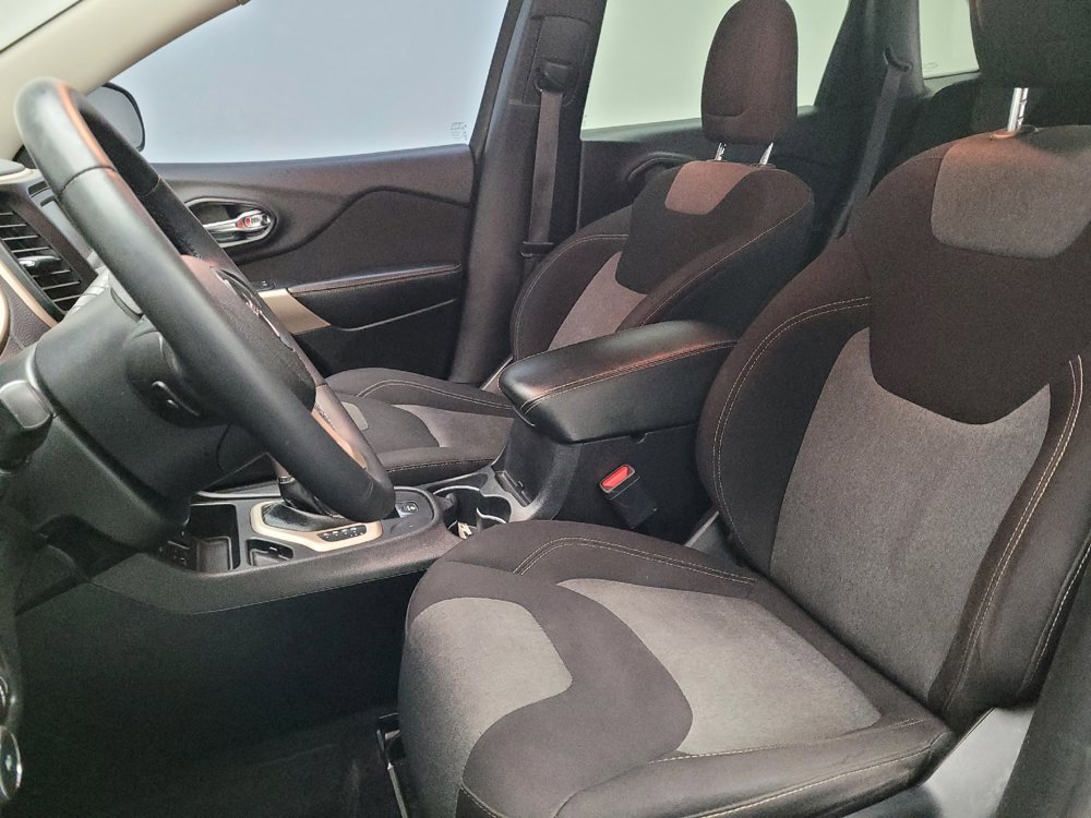Used 2018 Jeep Cherokee Latitude w/ Altitude Package FWD image 17