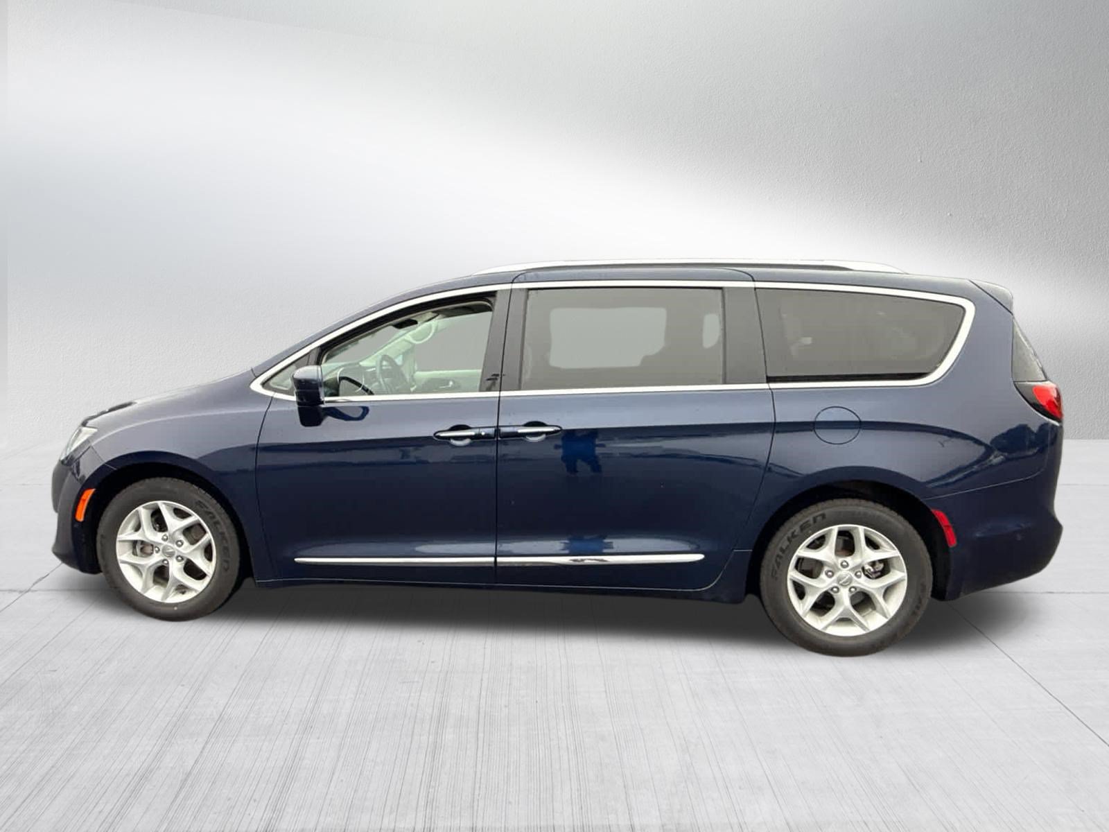Used 2017 Chrysler Pacifica Touring-L Plus w/ Advanced Safetytec Group FWD image 8