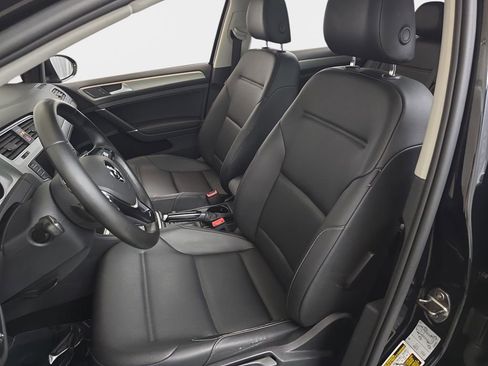 Used 2017 Volkswagen Golf SE image 17