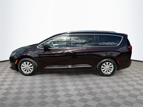 Used 2018 Chrysler Pacifica Touring-L image 9