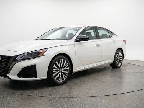 Used 2025 Nissan Altima 2.5 SV FWD image 3