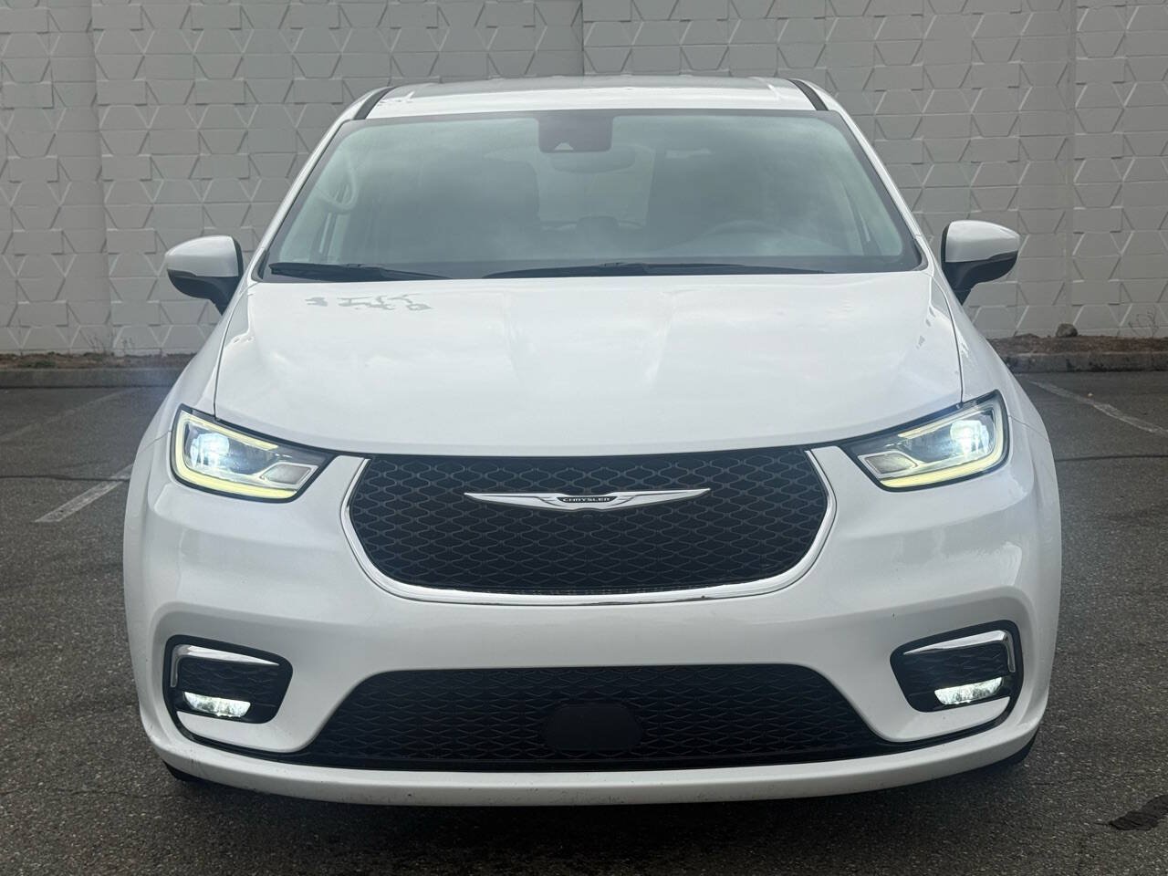 Used 2023 Chrysler Pacifica Touring-L FWD image 2