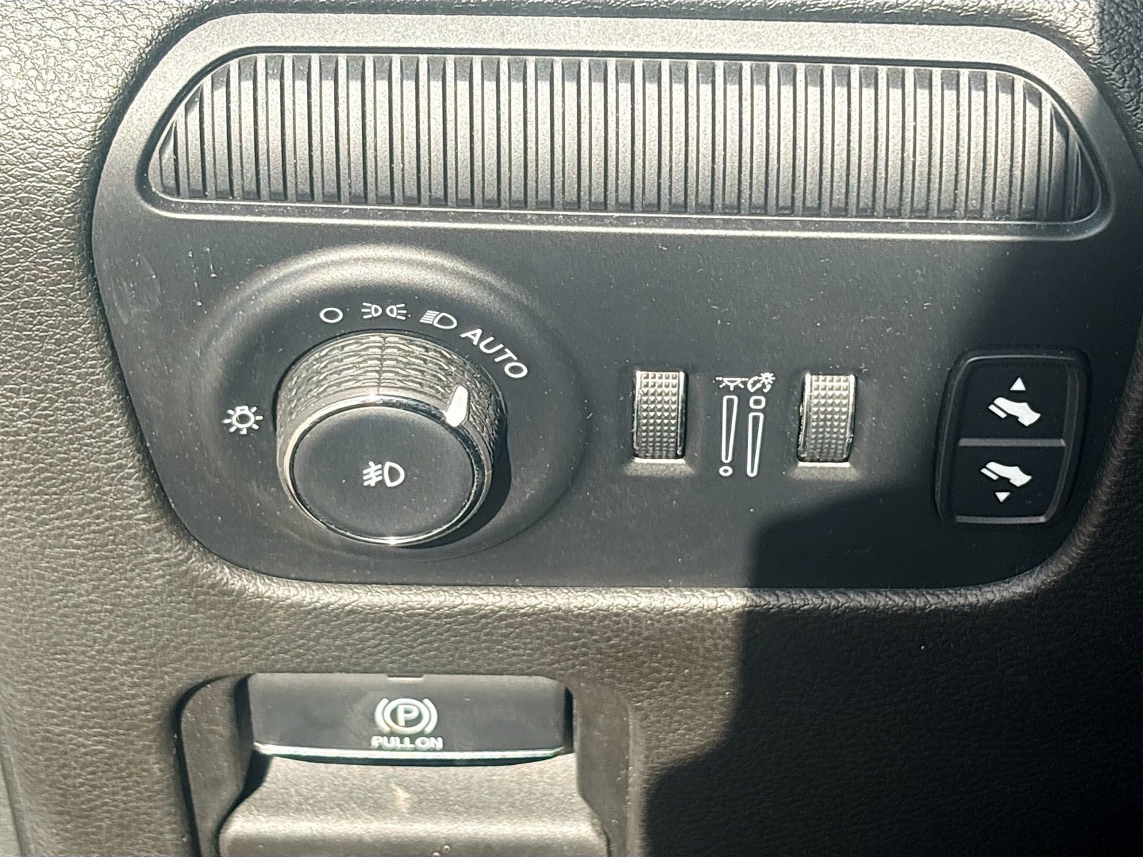 Used 2023 Jeep Wagoneer L Series III w/ Preferred Equipment Group AWD/4WD image 10