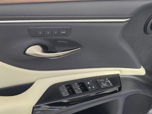 Used 2025 Lexus ES 300h w/ Technology Package image 10