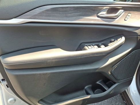 New 2025 Jeep Grand Cherokee Limited image 12