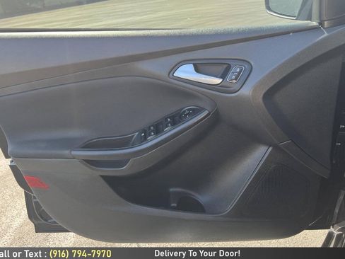 Used 2016 Ford Focus SE w/ SE Sport Package FWD image 18
