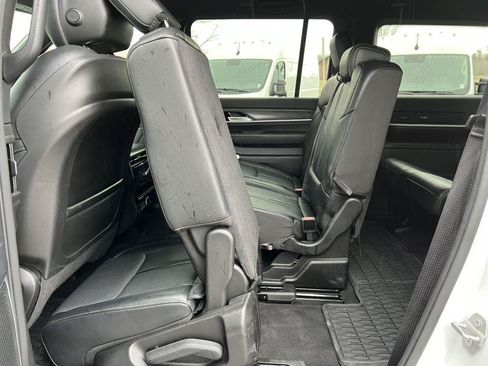 Used 2024 Jeep Wagoneer L Series III w/ Flexible Seating Group AWD/4WD image 5