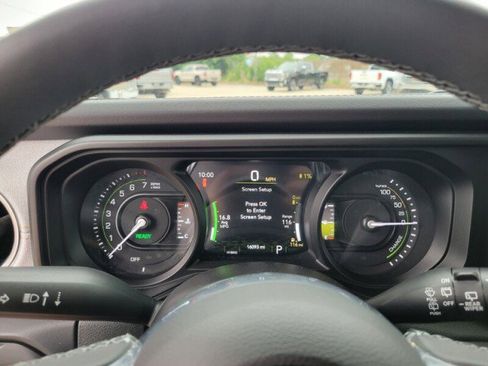 Used 2025 Jeep Wrangler Unlimited Sahara AWD/4WD image 16