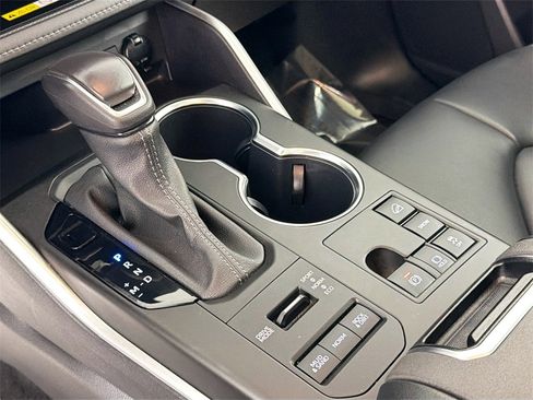 Used 2023 Toyota Highlander L image 15