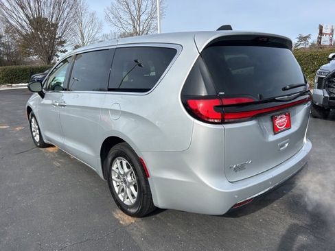 Used 2024 Chrysler Pacifica Touring-L image 9