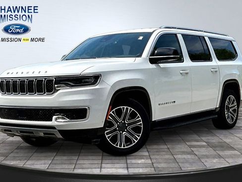 Used 2024 Jeep Wagoneer L Series II w/ Flexible Seating Group AWD/4WD image 1