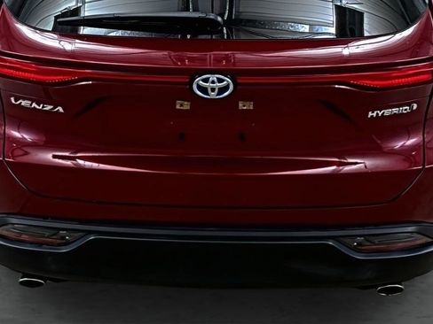 Used 2021 Toyota Venza LE image 11