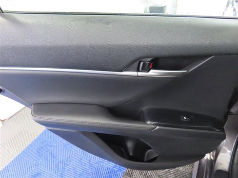 Used 2020 Toyota Camry XLE image 28