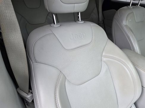 Used 2019 Jeep Cherokee Limited image 5