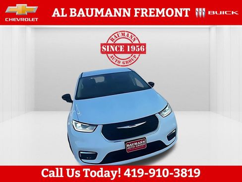 Used 2024 Chrysler Pacifica Touring-L image 1