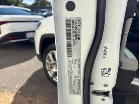 Used 2025 Jeep Compass Limited image 29