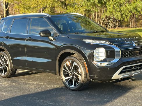 Used 2022 Mitsubishi Outlander SEL image 2