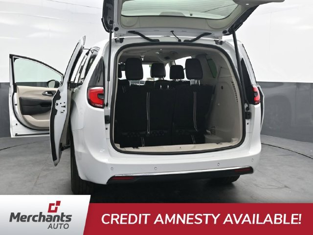 Used 2023 Chrysler Pacifica Touring-L AWD/4WD image 47