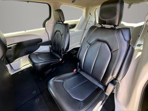 Used 2023 Chrysler Pacifica Touring-L FWD image 21