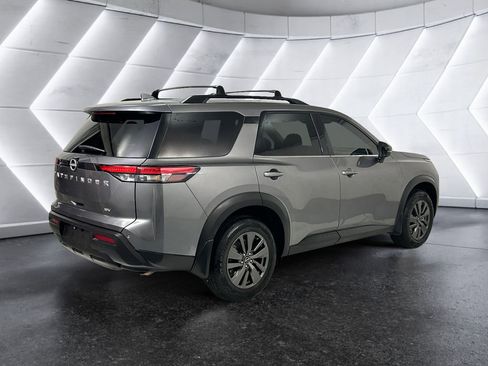 Used 2022 Nissan Pathfinder SV image 4