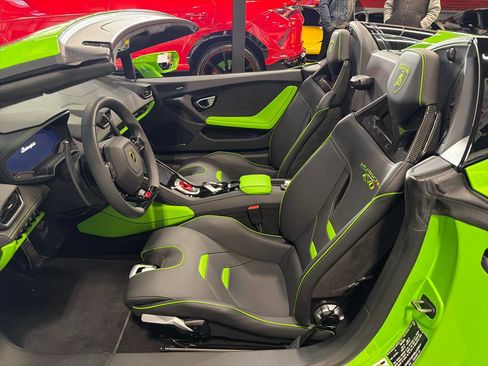 Used 2024 Lamborghini Huracan EVO image 15