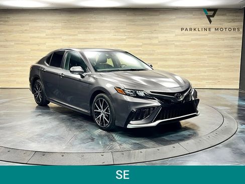Used 2022 Toyota Camry SE w/ Carpet Mat Package (TMS) FWD image 1