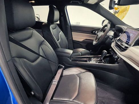 Used 2025 Jeep Compass Limited image 25