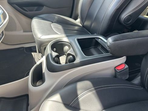 Used 2024 Chrysler Pacifica Touring-L FWD image 12