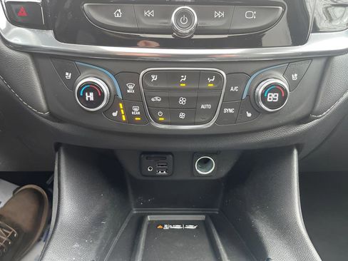 Used 2023 Chevrolet Traverse Premier image 30