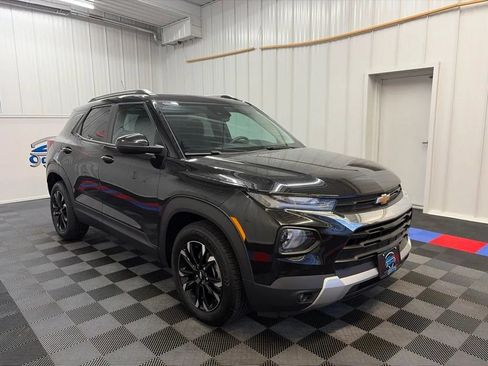 Used 2023 Chevrolet TrailBlazer LT FWD image 2